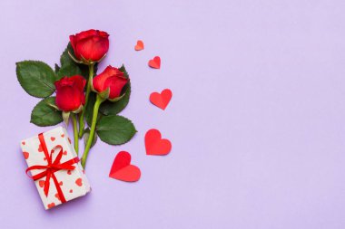 Gül çiçeği, kırmızı kalp ve hediye kutularıyla Sevgililer Günü kompozisyonu. Anneler günü ve doğum günü tebriği, kopyalama alanı, üst görünüm.