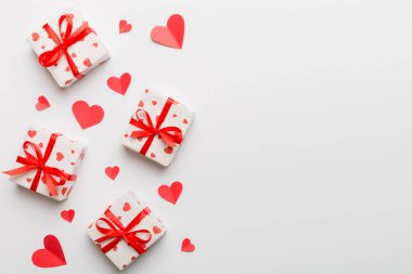 Sevgililer Günü kompozisyonu: Yay ve kalple kırmızı hediye kutusu. Noel hediyesi. Yukarıdan bak. Mesaj için yer var. Holday tebrik kartı.