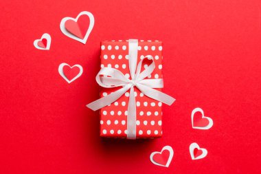 Sevgililer Günü kompozisyonu: Kırmızı hediye kutusu ve kalp. Noel hediyesi. Yukarıdan bak. Holday tebrik kartı.