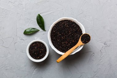 Kase içinde kinoa tohumu ve renkli arka planda kaşık. Küçük kasede sağlıklı kinwa. Sağlıklı süper yiyecekler.