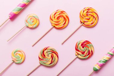 Renkli arka planda renkli lolipoplar. Yaz kavramı. Parti Mutlu Yıllar ya da Minimalist Kavram.