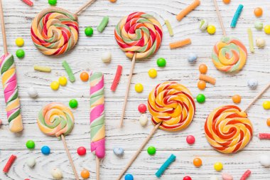 Lezzetli İştah açıcı Parti Aksesuarları Mutlu Yıllar Tatlı. Renkli arkaplanda farklı tipte şekerler, kopyalama alanı. Renkli doğum günü partisi geçmişi.