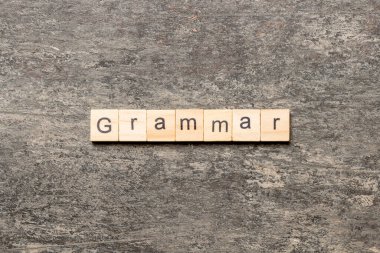 Tahta blokta yazan dil bilgisi kelimesi. tablo üzerinde dil bilgisi metni, konsept.