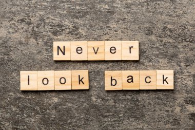 Tahta blokta yazan kelimelere asla bakma. Çimento masasının üzerindeki metne asla bakma..