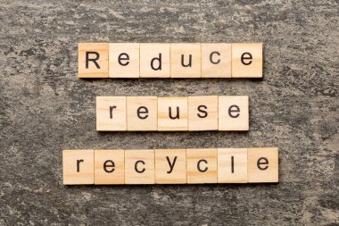 Tahta blokta yazanı küçült, tekrar kullan ve geri dönüştür. Deksing, konsept için metni çimento üzerinde azalt, yeniden kullan ve geri dönüştür.