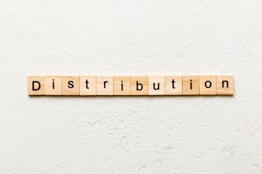 Dağıtım kelimesi tahta blokta yazılı. tablo üzerinde dağıtım metni, konsept.