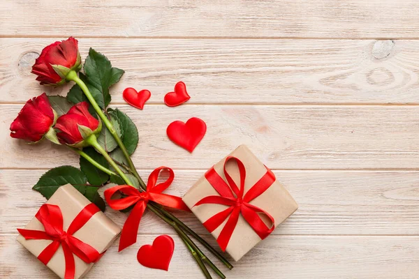 Gül çiçeği, kırmızı kalp ve hediye kutularıyla Sevgililer Günü kompozisyonu. Anneler günü ve doğum günü tebriği, kopyalama alanı, üst görünüm.