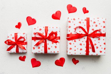 Sevgililer Günü kompozisyonu: Kırmızı hediye kutusu ve kalp. Noel hediyesi. Yukarıdan bak. Holday tebrik kartı.