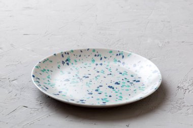 Çimento arka planındaki boş renkli plakanın perspektif görüntüsü. Tasarımın için boş boşluk.