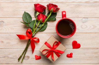 Kahve fincanı, gül çiçeği ve hediye kutusuyla Sevgililer Günü kompozisyonu. Üst manzara, düz yatış. Tatil kavramı.