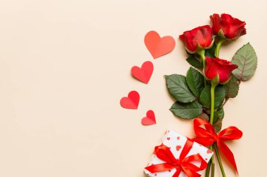 Gül çiçeği, kırmızı kalp ve hediye kutularıyla Sevgililer Günü kompozisyonu. Anneler günü ve doğum günü tebriği, kopyalama alanı, üst görünüm.