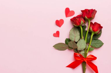 Masada gül çiçeği ve kırmızı kalple Sevgililer Günü kompozisyonu. Üst görünüm, düz görünüm, kopyalama alanı Tatil kavramı.