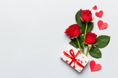Gül çiçeği, kırmızı kalp ve hediye kutularıyla Sevgililer Günü kompozisyonu. Anneler günü ve doğum günü tebriği, kopyalama alanı, üst görünüm.
