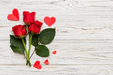 Masada gül çiçeği ve kırmızı kalple Sevgililer Günü kompozisyonu. Üst görünüm, düz görünüm, kopyalama alanı Tatil kavramı.