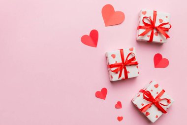 Sevgililer Günü kompozisyonu: Yay ve kalple kırmızı hediye kutusu. Noel hediyesi. Yukarıdan bak. Mesaj için yer var. Holday tebrik kartı.