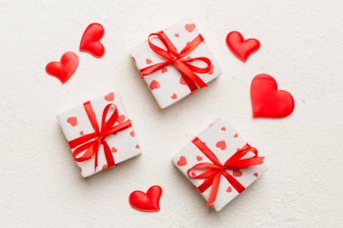 Sevgililer Günü kompozisyonu: Kırmızı hediye kutusu ve kalp. Noel hediyesi. Yukarıdan bak. Holday tebrik kartı.