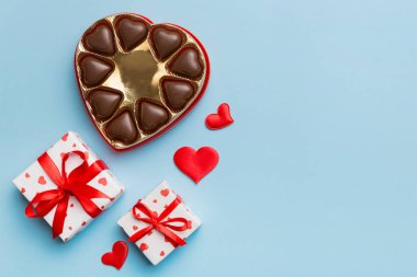 Sevgililer Günü için kutuda lezzetli çikolatalı pralinler. Kalp, hediye kutusuyla şekillendirilmiş çikolatalar fotokopi alanı ile üst görünüm.