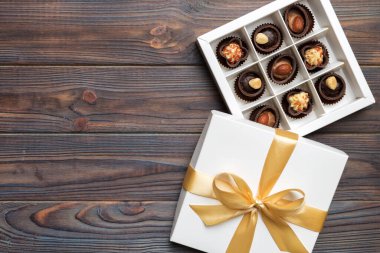 Çikolata ve altın bantlı beyaz kutu. Kopyalama alanı olan üst görünüm.