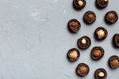 Renkli masa üzerinde farklı çikolata çeşitleri var. Kopya alanı ile Üst Görünüm ve Düz Yatay.