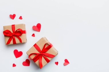 Sevgililer Günü kompozisyonu: Yay ve kalple kırmızı hediye kutusu. Noel hediyesi. Yukarıdan bak. Mesaj için yer var. Holday tebrik kartı.