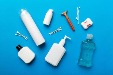 Banyo ürünleri için model düz yatak, spa jileti, diş macunu, sabun, jöle ve diğer çeşitli aksesuarlar. Cilt sağlığı için kozmetik. Logonuz için Bath Mockup.