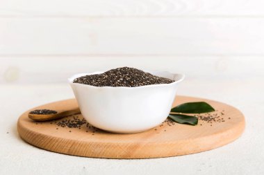 Kavanozda Chia tohumu ve renkli arka planda kaşık. Sağlıklı Salvia Hispanikleri küçük kasede. Sağlıklı süper yiyecekler.