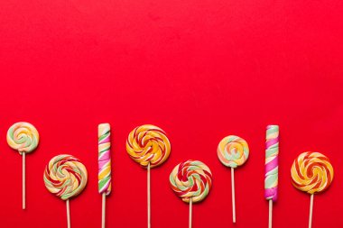 Renkli arka planda renkli lolipoplar. Yaz kavramı. Parti Mutlu Yıllar ya da Minimalist Kavram.