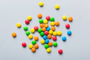 Renkli arka planda karışık renkli şeker koleksiyonu. Düz yerde, üst tarafta. Renkli çikolata kaplı şeker çerçevesi.