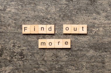 Tahta blokta yazılı daha fazla kelime bul. Üst görünüm konseptin için çimento tablosunda daha fazla metin bul.