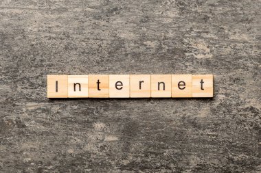 Ağaç bloğa yazılmış internetten. Çimento sehpası üzerindeki internetteki metin, konseptin için.