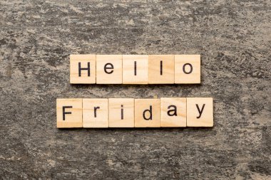 Merhaba cuma günü tahta blokta yazan kelime. Merhaba Cuma metni çimento masasının üzerinde desing, konsept için.