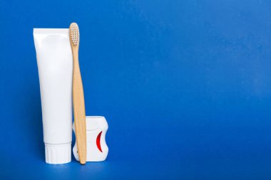 Renkli arka planda kopyalama alanı olan diş macunu ve üst görünümü. Düz yatıyordu. Diş hijyeni. Hafif arka planda ağız bakım ürünleri. Vücut bakımı kavramı.