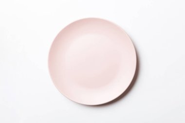 Renkli arka plan görüntüsünün üst görüntüsü yiyecek için boş, yuvarlak bej bir tabak. Tasarımınız için alanı olan boş tabak.