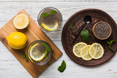 Sağlıklı kahvaltı ya da sabah Chia tohumlu limon ve nane arkaplanda, vejetaryen yiyecekler, diyet ve sağlık konsepti. Limonlu ve naneli Chia pudingi..