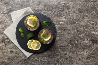 Sağlıklı kahvaltı ya da sabah Chia tohumlu limon ve nane arkaplanda, vejetaryen yiyecekler, diyet ve sağlık konsepti. Limonlu ve naneli Chia pudingi..