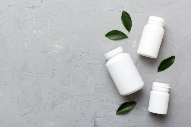 İlaçlar, ilaç şişesi, sağlık ve tıbbi destek. Vitamin hapları. Yeşil yapraklı vitaminler, doğal organik biyo takviyeler, fotokopi alanı..