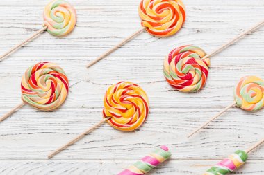 Renkli arka planda renkli lolipoplar. Yaz kavramı. Parti Mutlu Yıllar ya da Minimalist Kavram.