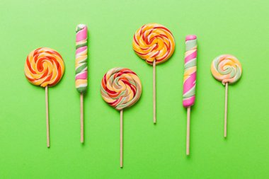 Renkli arka planda renkli lolipoplar. Yaz kavramı. Parti Mutlu Yıllar ya da Minimalist Kavram.