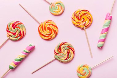 Renkli arka planda renkli lolipoplar. Yaz kavramı. Parti Mutlu Yıllar ya da Minimalist Kavram.