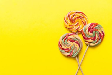 Renkli arka planda renkli lolipoplar. Yaz kavramı. Parti Mutlu Yıllar ya da Minimalist Kavram.