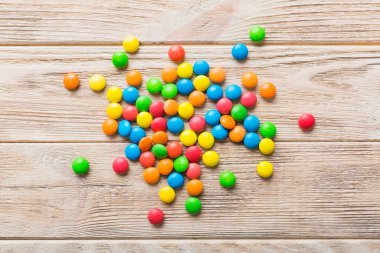 Renkli arka planda karışık renkli şeker koleksiyonu. Düz yerde, üst tarafta. Renkli çikolata kaplı şeker çerçevesi.