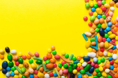 Renkli arka planda karışık renkli şeker koleksiyonu. Düz yerde, üst tarafta. Renkli çikolata kaplı şeker çerçevesi.