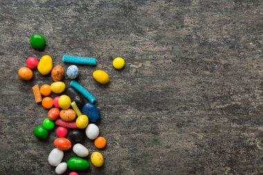 Renkli arka planda karışık renkli şeker koleksiyonu. Düz yerde, üst tarafta. Renkli çikolata kaplı şeker çerçevesi.