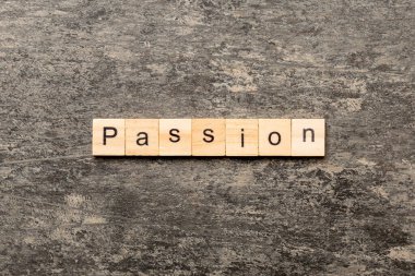 Tahta blokta yazan tutkulu kelime. Masada tutku metni, konsept.