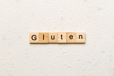 Tahta blokta yazan glüten kelime. Masada glüten metin, konsept.