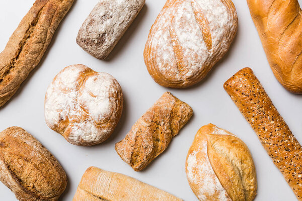 Домашний натуральный хлеб. Различные виды свежего хлеба в качестве фона, вид сверху с копировальным пространством.