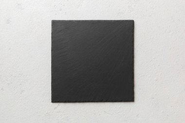 Beton zemin üzerinde boş siyah levha üst görünümü. Tasarımın için boş boşluk.