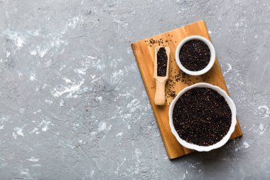 Kase içinde kinoa tohumu ve renkli arka planda kaşık. Küçük kasede sağlıklı kinwa. Sağlıklı süper yiyecekler.