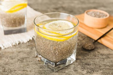 Sağlıklı kahvaltı ya da sabah chia tohumu ve limon, vejetaryen yiyecekler, diyet ve sağlık konsepti. Limonlu Chia pudingi.