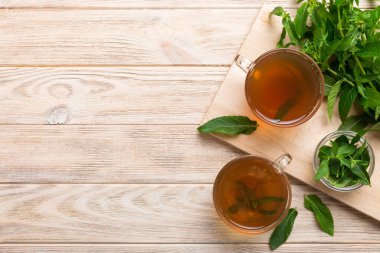 Arka planda bir fincan nane çayı. Fotokopi alanı ile taze nane görünümlü yeşil çay.